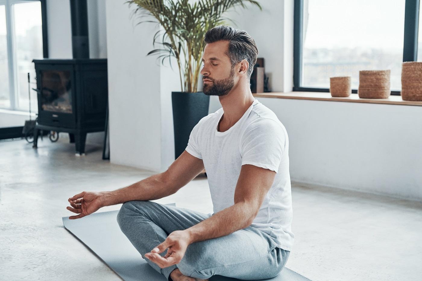 Yoga para hombres: Ejercicios básicos para el cansancio y bajar de peso