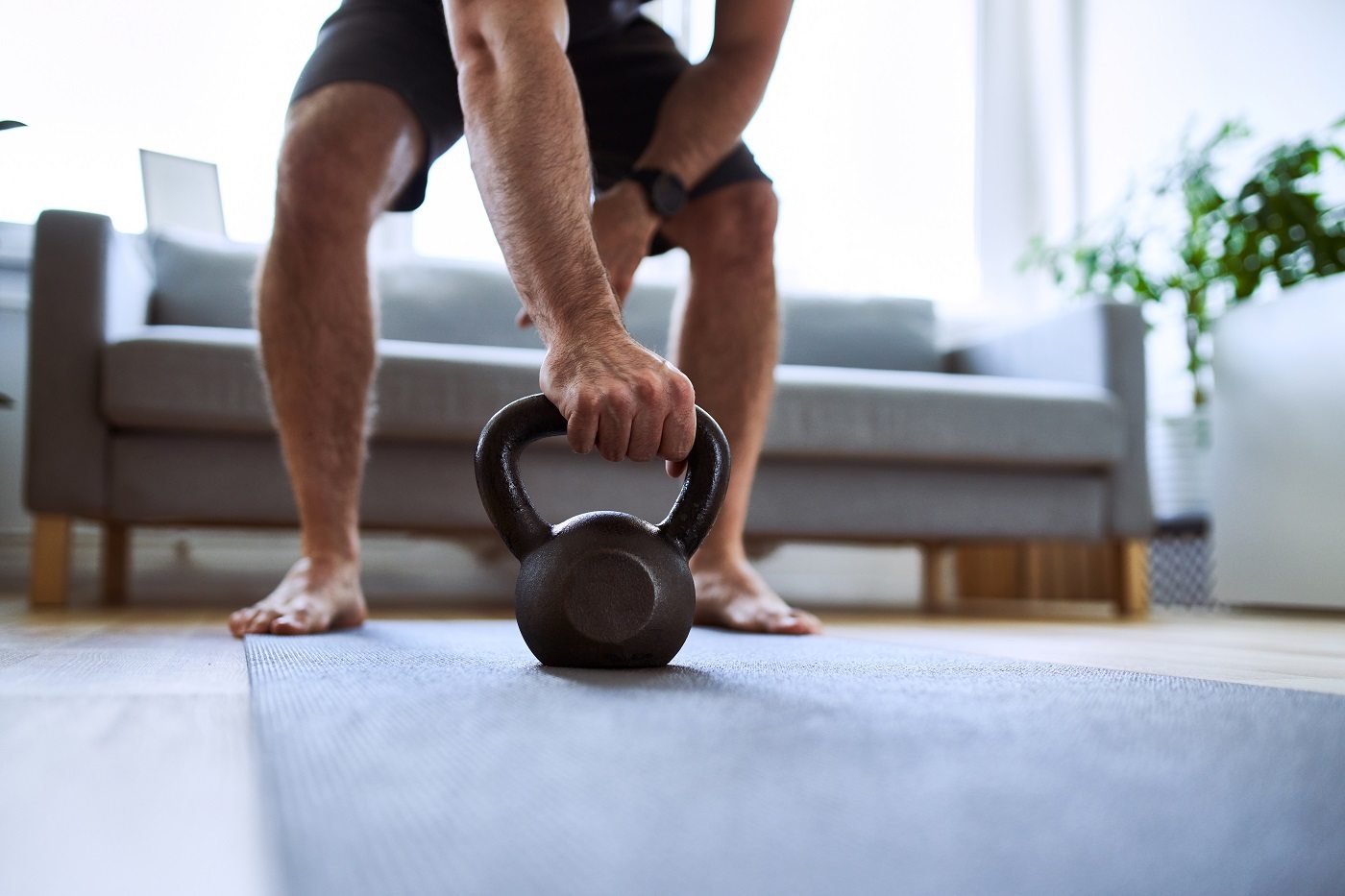 Los mejores ejercicios con pesas con los que aumentar tu masa muscular sin  salir de casa